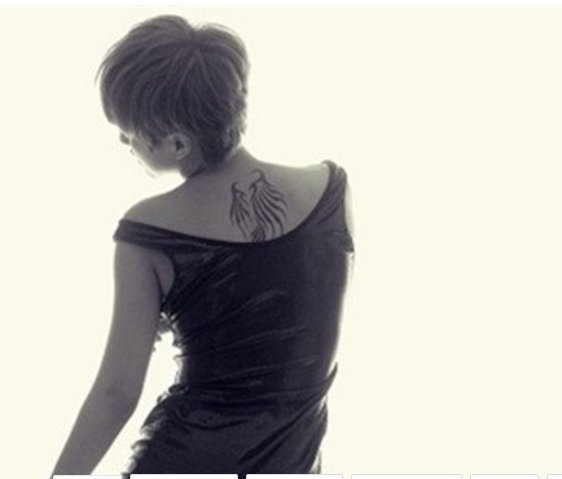 中国纹身明星  谭维维后背上极简的翅膀纹身图片
