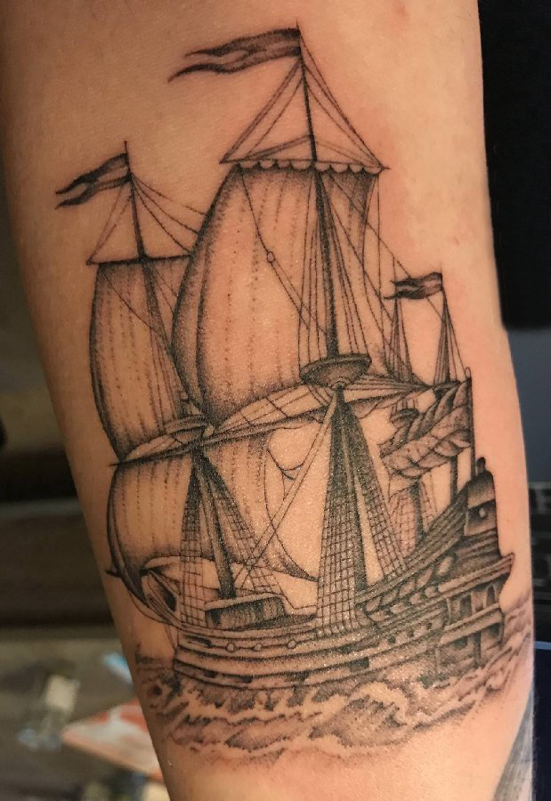 大腿纹身男 男生大腿上航行的帆船纹身图片