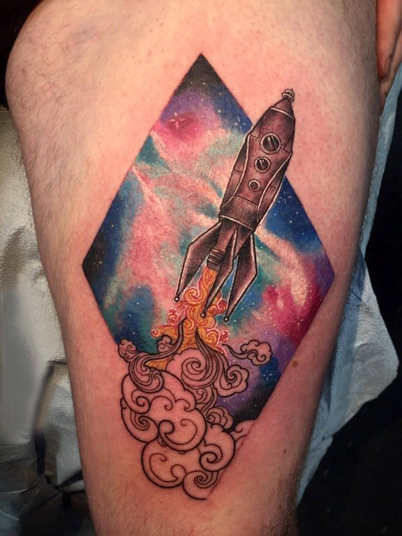 大腿纹身男 男生大腿上菱形和火箭纹身图片
