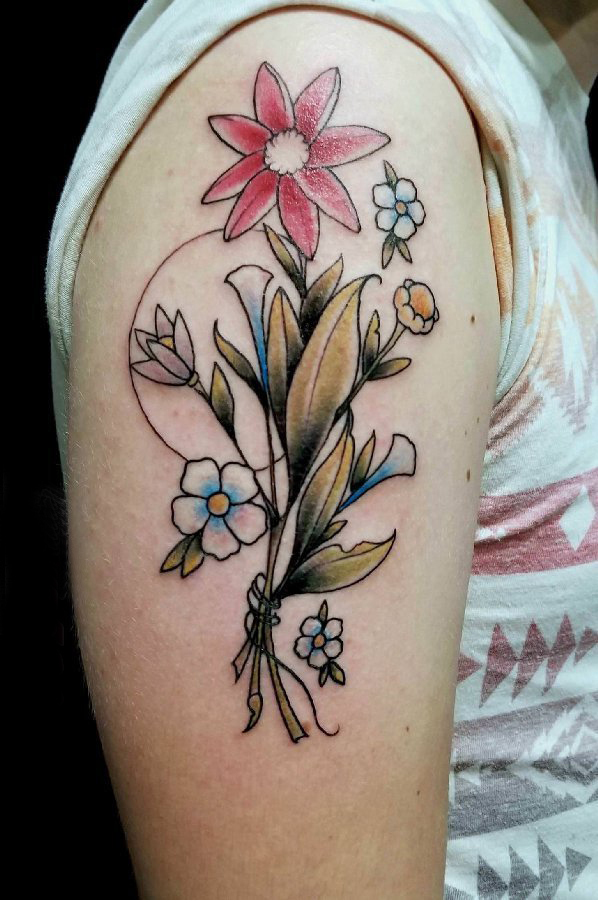 花卉纹身男  男生大臂上彩绘的花卉纹身图片
