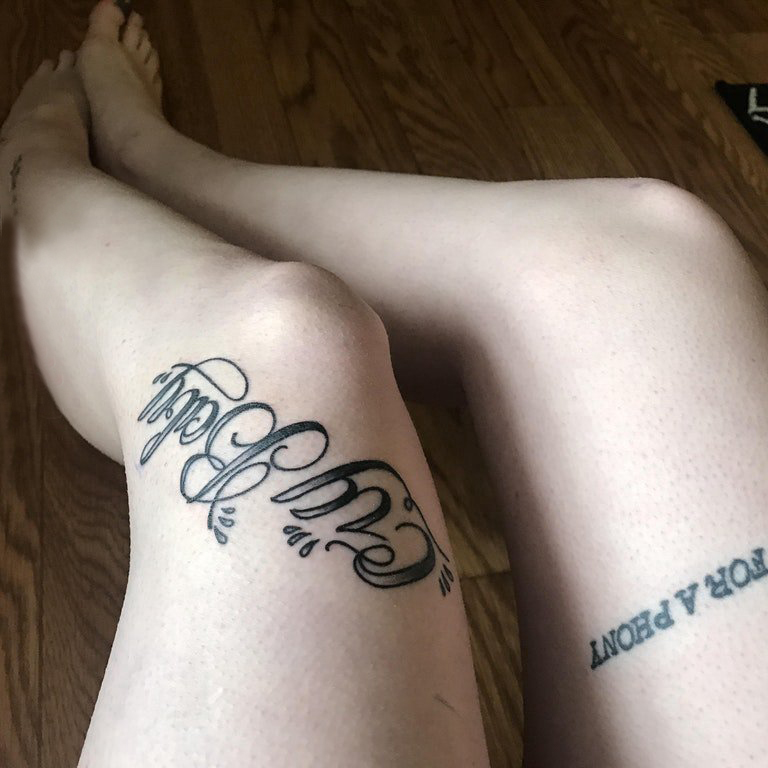 花体英文纹身 女生大腿上黑色的英文纹身图片
