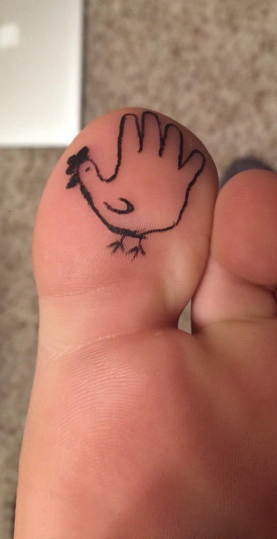 脚趾头纹身 男生脚趾上黑色的小鸡纹身图片