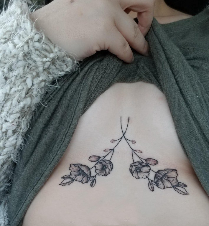 女生胸下纹身 女生胸下黑色的植物纹身图片
