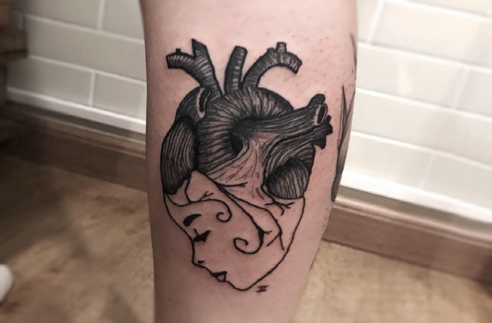 欧美小腿纹身 女生小腿上心脏和人物拼接纹身图片