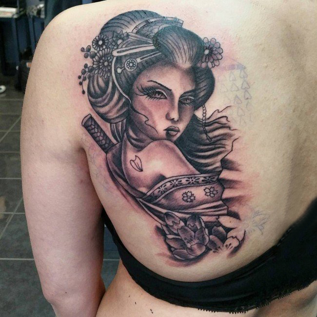 人物肖像纹身 女生后背上花朵和艺妓纹身图片