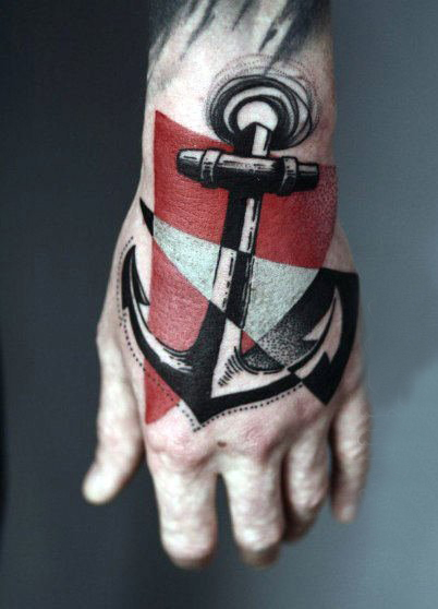 手背纹身 男生手背上彩色的船锚纹身图片