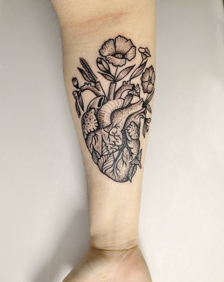 手臂纹身素材 男生手臂上花朵和心脏纹身图片