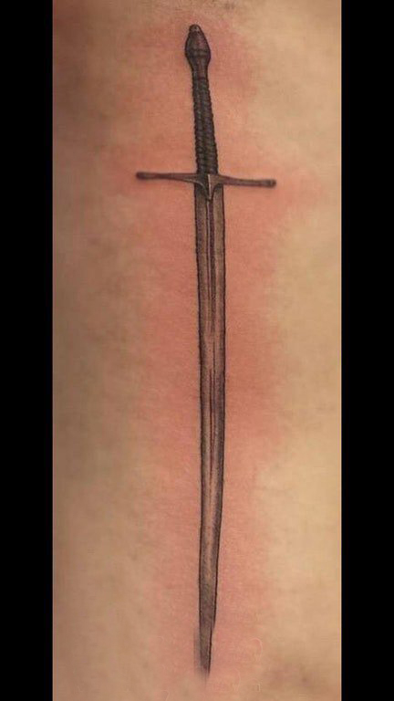 手臂纹身图片 男生手臂上黑色的宝剑纹身图片