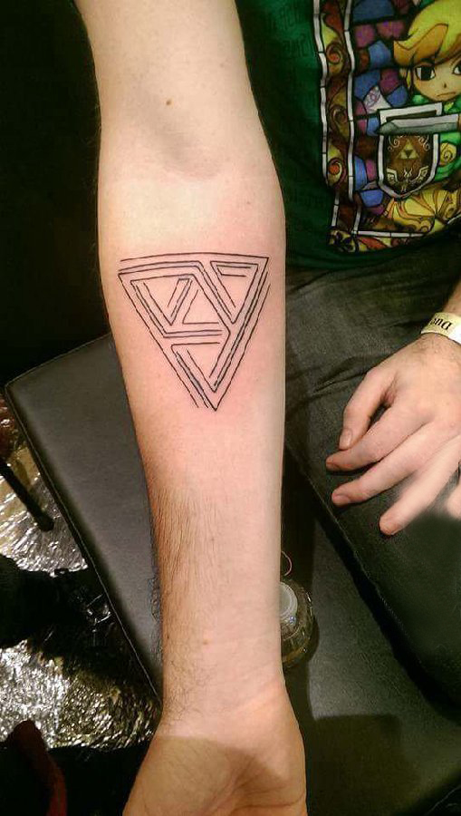 手臂纹身图片 男生手臂上黑色的三角形纹身图片