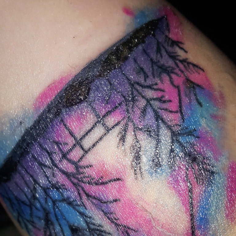 唯美纹身女  女生手臂上唯美的树木纹身图片