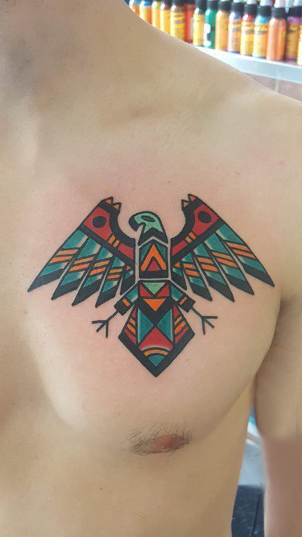 纹身胸部男 男生胸部彩色的几何老鹰纹身图片
