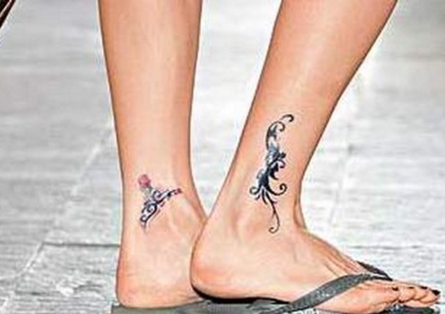 张柏芝的纹身  明星脚踝上黑色的线条纹身图片
