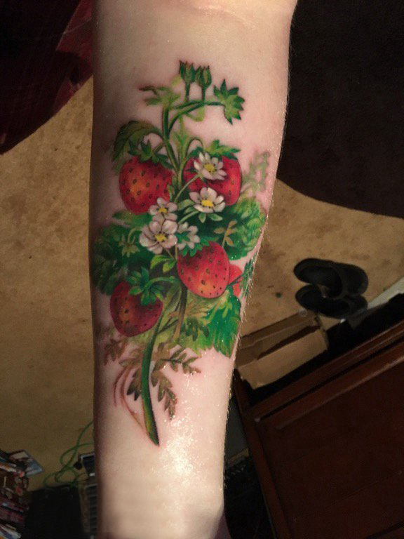 植物纹身 男生手臂上新鲜的草莓纹身图片