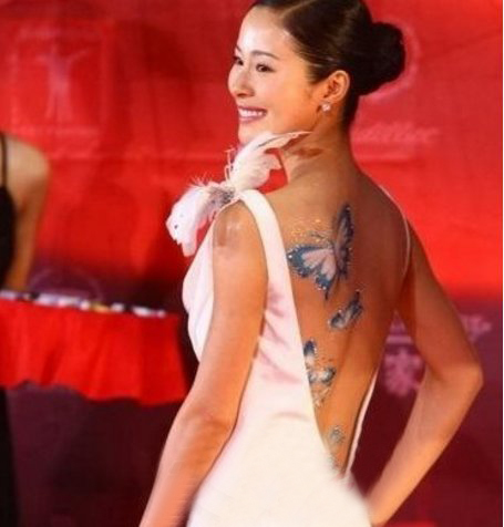 中国纹身明星  明星后背上唯美的蝴蝶纹身图片