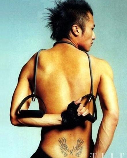 中国纹身明星  明星腰部黑色的翅膀纹身图片