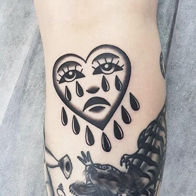 悲伤纹身图案  女生手臂上黑色的悲伤纹身图片