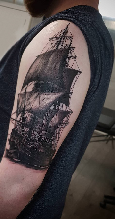 大臂纹身图 男生大臂上阴森的海盗船纹身图片