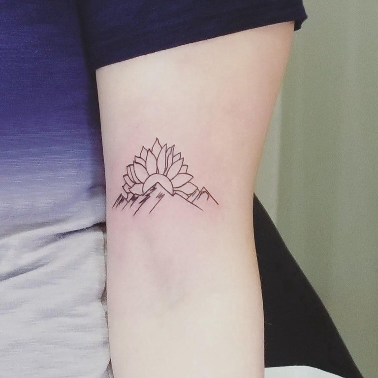 极简线条纹身 女生手臂上莲花和山脉纹身图片