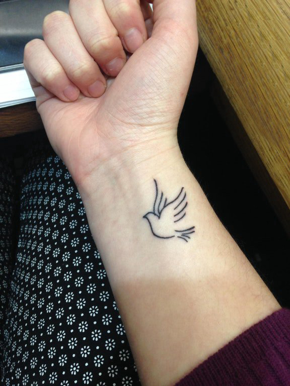 极简线条纹身 女生手腕上黑色的小鸟纹身图片