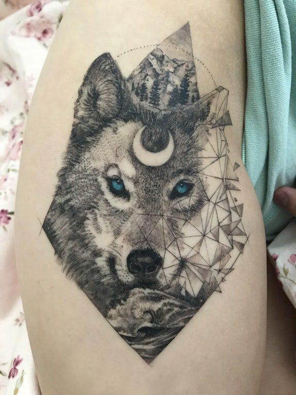 几何元素纹身 女生小腿上狼头和山水风景纹身图片