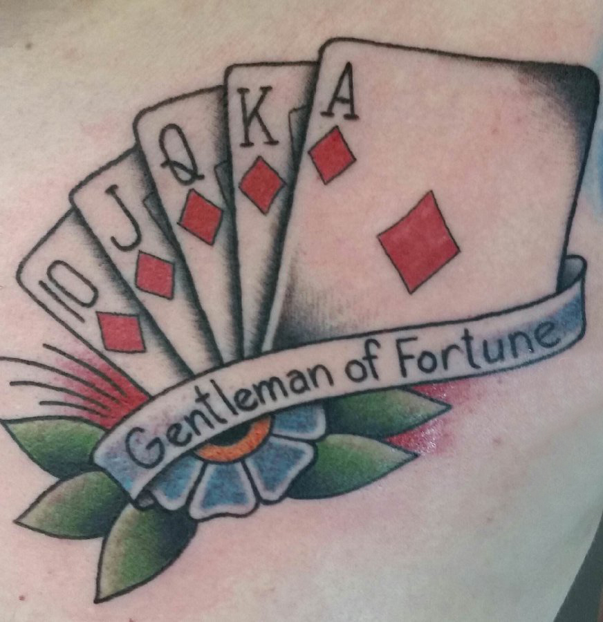 扑克牌纹身 男生大腿上花朵和扑克牌纹身图片