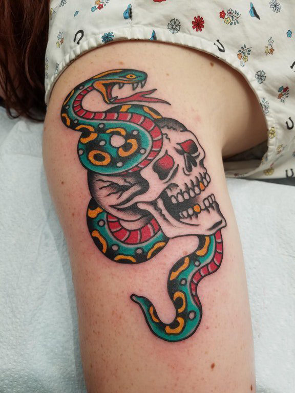 蛇和骷髅纹身图案 女生大臂上蛇和骷髅纹身图片