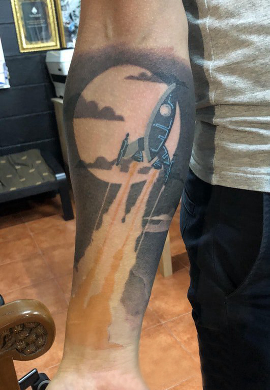 手臂纹身图片 男生手臂上月亮和火箭纹身图片