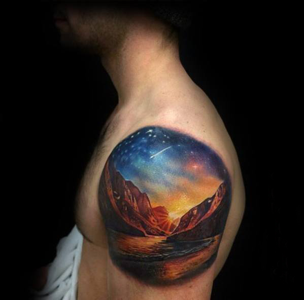 双大臂纹身 男生大臂上彩色的山水风景纹身图片