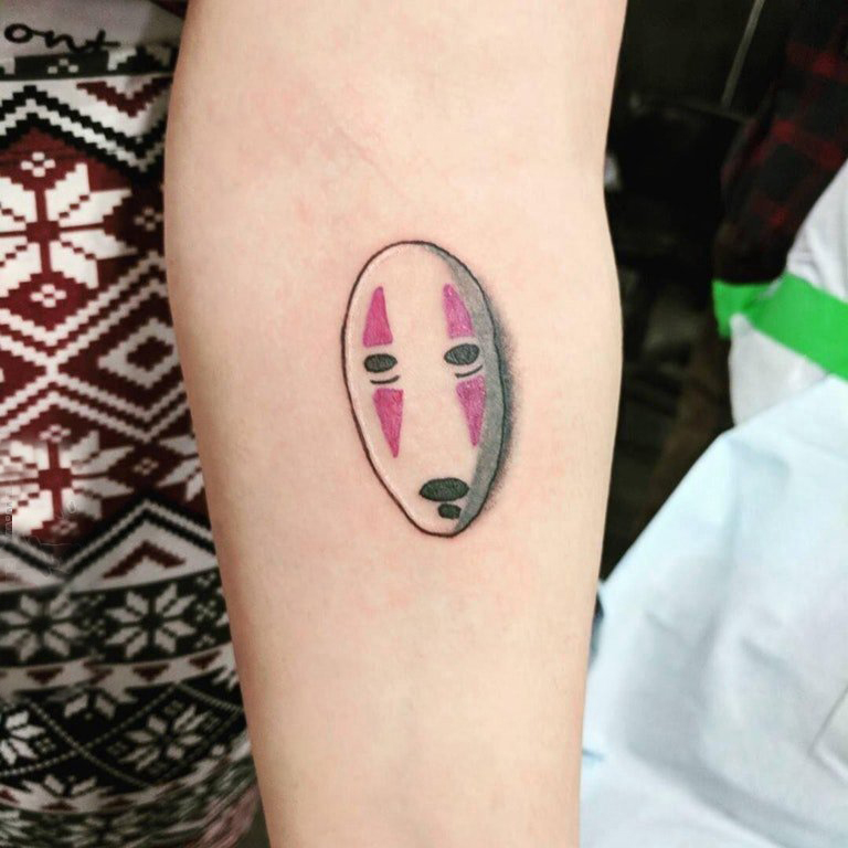 纹身面具 女生手臂上彩色的面具纹身图片