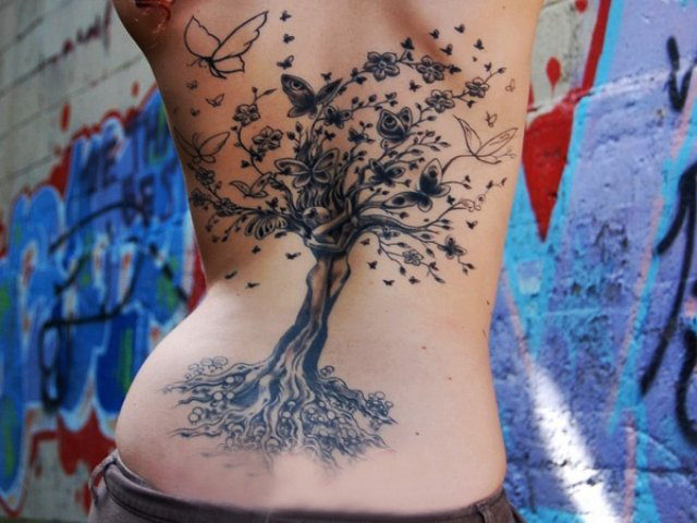 纹身树枝  女生后背上黑灰色的树纹身图片