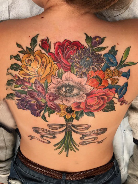 纹身图案花朵  女生后背上彩绘的花朵纹身图片