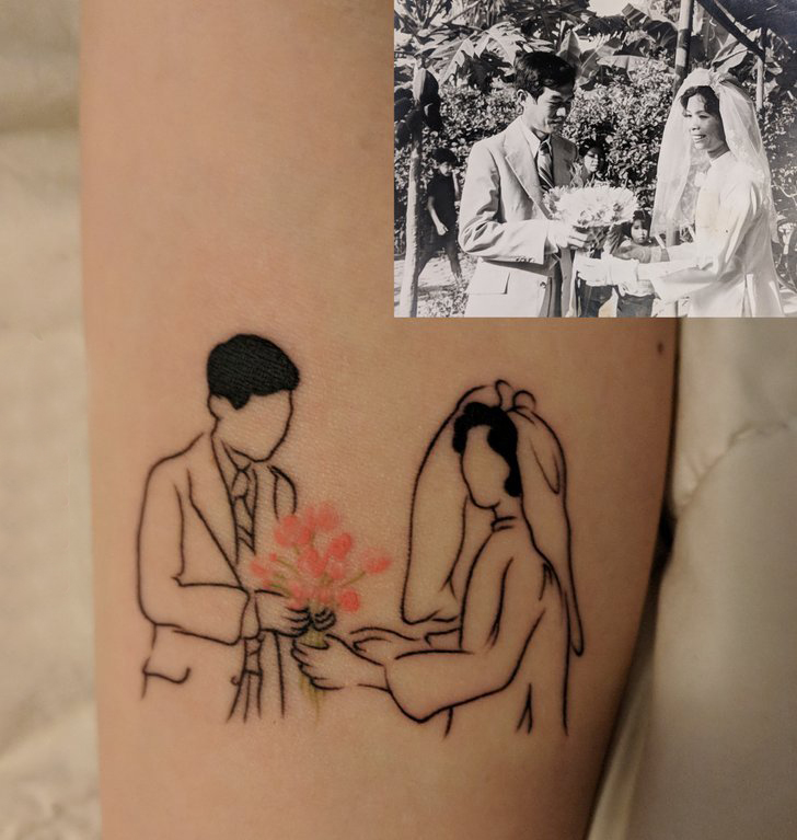 纹身照片 女生大臂上彩色的情侣结婚照纹身图片