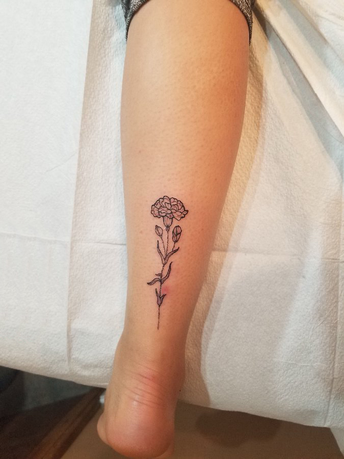 小清新女纹身图 女生小腿上黑色的花朵纹身图片