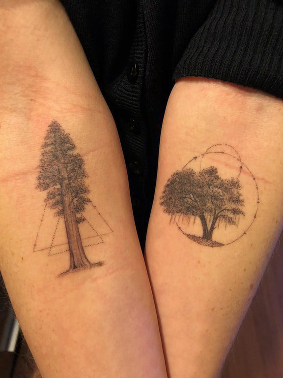 植物纹身 情侣手臂上几何和生命树纹身图片