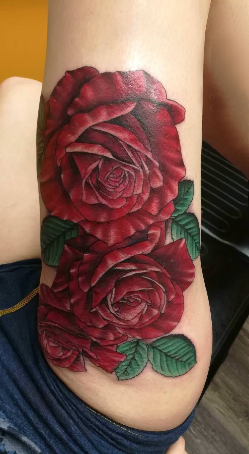 大腿纹身传统 女生大腿上娇艳的玫瑰纹身图片