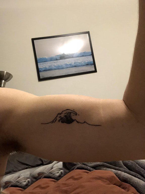 极简线条纹身 男生大臂上黑色的海浪纹身图片