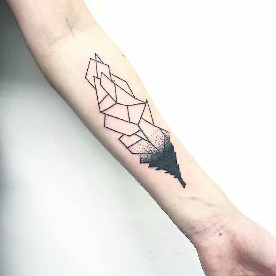 几何元素纹身 女生手臂上黑色的羽毛纹身图片