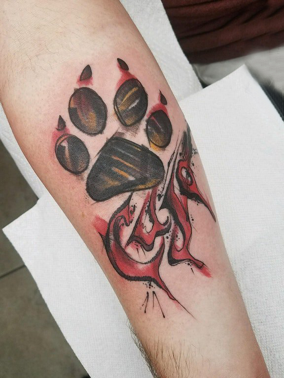 猫爪纹身  男生手臂上彩绘的猫爪纹身图片