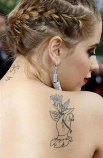 美国纹身明星  明星后背上手和花朵纹身图片