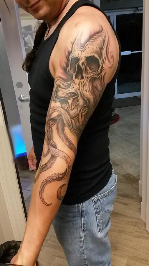 手臂纹身素材 男生手臂上黑色的骷髅章鱼纹身图片
