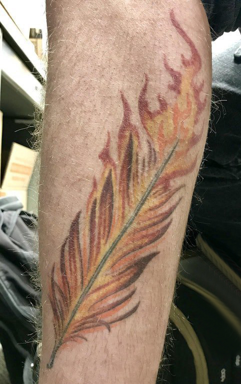 手臂纹身素材 男生手臂上燃烧的羽毛纹身图片