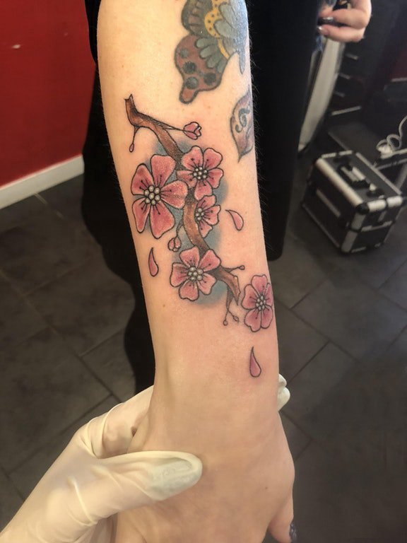 手臂纹身素材 女生手臂上彩色的樱花纹身图片