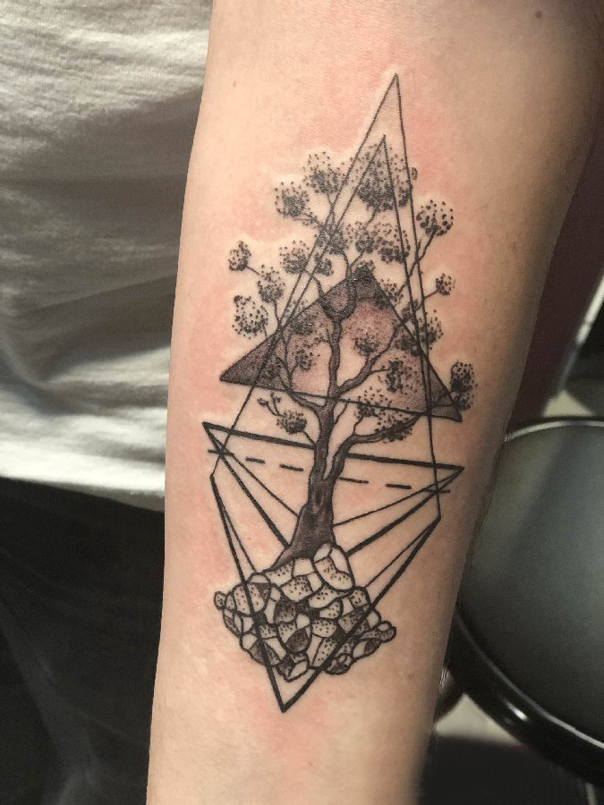 植物纹身 女生手臂上菱形和生命树纹身图片