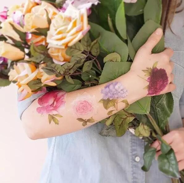 带有植物花卉香气的纹身图案