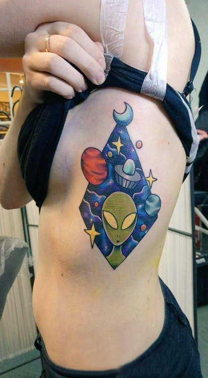 侧腰纹身图片 女生侧腰上星球和外星人纹身图片