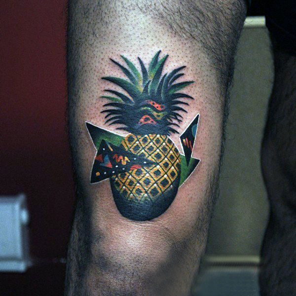 大腿纹身男 男生大腿上三角形和菠萝纹身图片