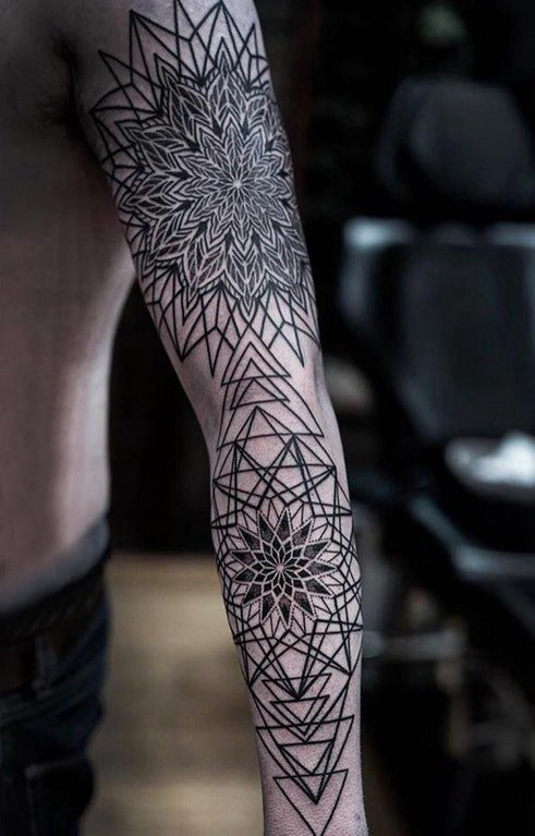 几何元素纹身 男生手臂上黑色的几何梵花纹身图片
