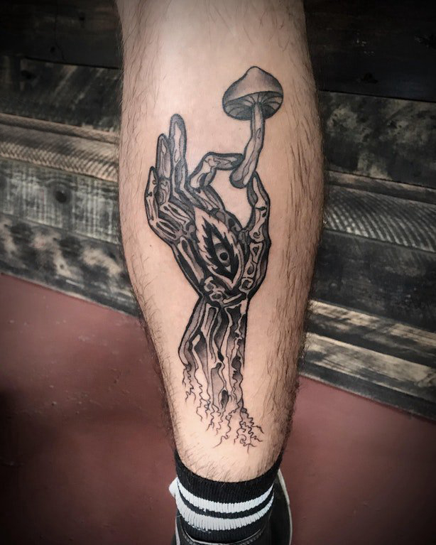 欧美小腿纹身 男生小腿上手部和蘑菇纹身图片
