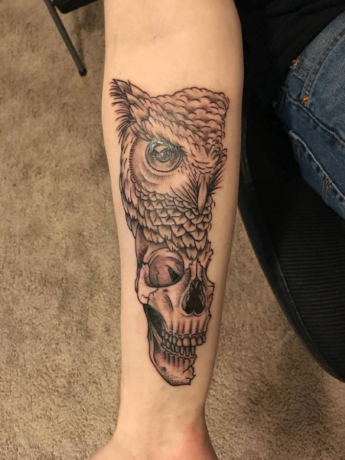 手臂纹身图片 女生手臂上猫头鹰和骷髅纹身图片