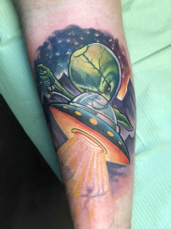外星人纹身 女生手臂上外星人和飞碟纹身图片